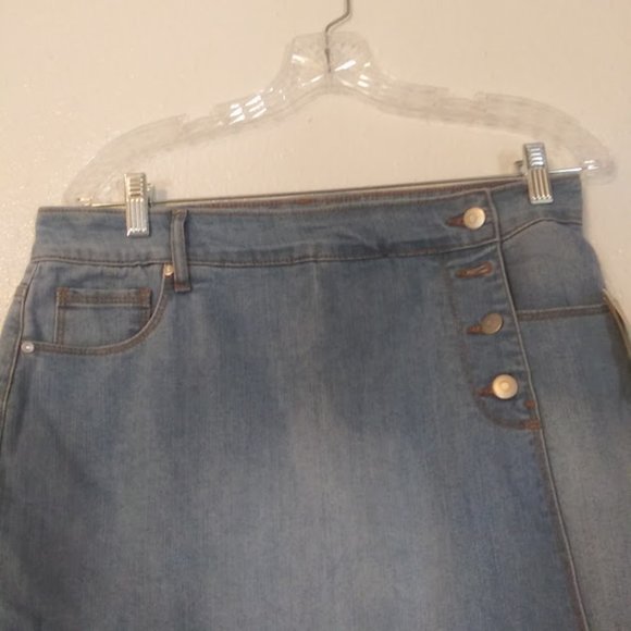 Energie women's size 11 light wash faux wrap skirt - Picture 2 of 16